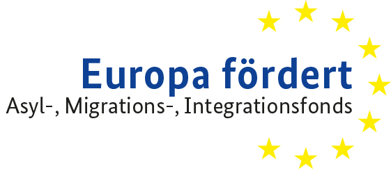 Logo Europa fördert: Schriftzug "Europa fördert" – darunter steht in kleinerer Schrift: Asyl-, Migrations-, Integrationsfonds Auf der rechten Seite umschließt ein Dreiviertelkreis aus neun gelben Sternen den Schriftzug.