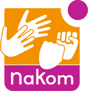 Das NaKom-Logo zeigt zwei Hände und zwei Fäuste, die das Wort NaKom gebärden.